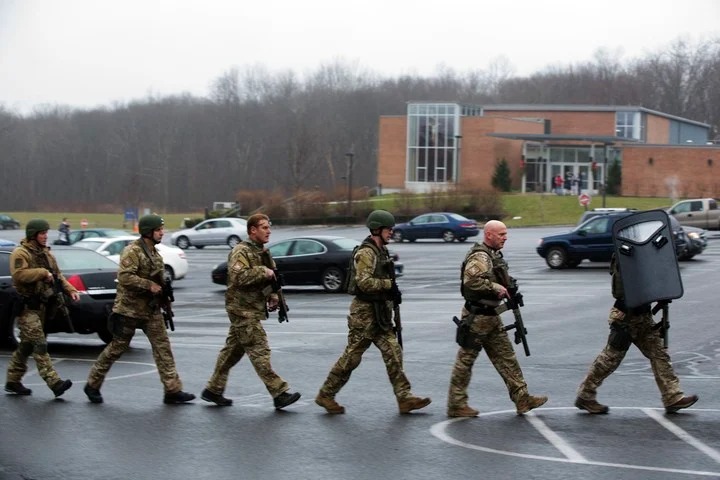 Diez años después, la masacre de la escuela Sandy Hook reaviva el debate sobre las armas en EEUU
