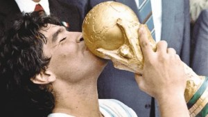 La foto VIRAL de Maradona en el cielo besando la Copa
