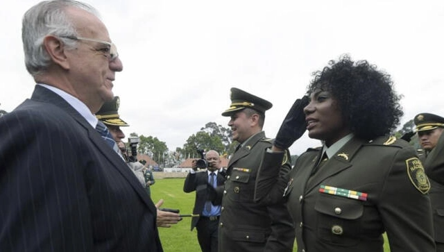 Por primera vez una oficial de la policía colombiana logra llevar su cabello afro sin alisar