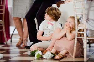VIDEO: Niños estuvieron a punto de causarle grave accidente a la novia durante su boda