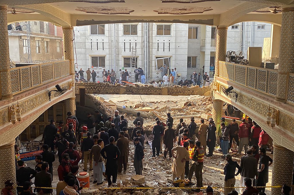 Unión Europea condena “enérgicamente” atentado en mezquita de Pakistán que dejó decenas de muertos
