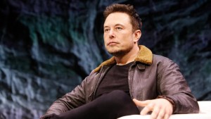 Elon Musk quiere lanzar ahora una empresa de inteligencia artificial y competir con ChatGPT