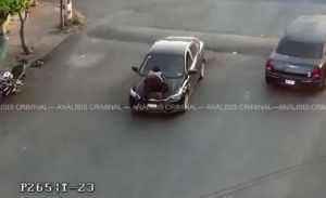 VIDEO: Atropelló a una mujer y la llevó por varias calles en el capó del carro
