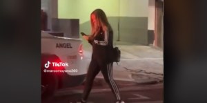 VIRAL: Mujer se distrajo con el celular y se subió a una patrulla pensando que era un taxi (VIDEO)