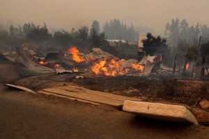 Incendios forestales en Chile: al menos 13 muertos y un helicóptero caído