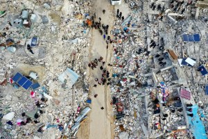 Turquía y Siria esperan ayuda en medio de rescates tras los sismos