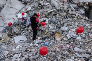 Globos rojos en ciudad turca de Antakya en homenaje a los niños muertos en el terremoto (Fotos)