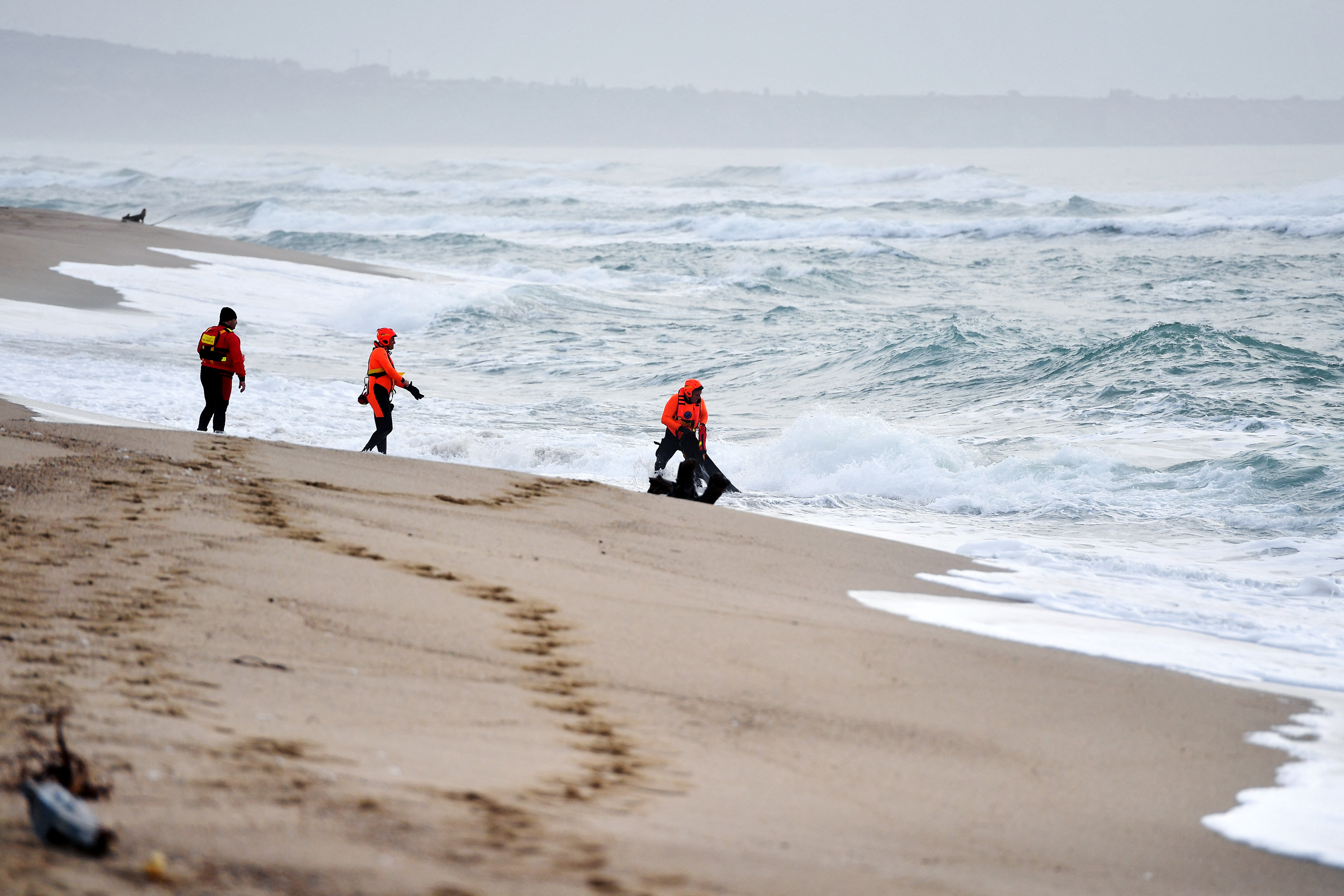 EN FOTOS: más cadáveres llegan a una costa de Italia tras naufragio de barco con migrantes