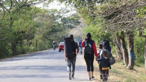 “No todo es gris, a veces hay días soleados”: La resiliencia de una familia de caminantes venezolanos