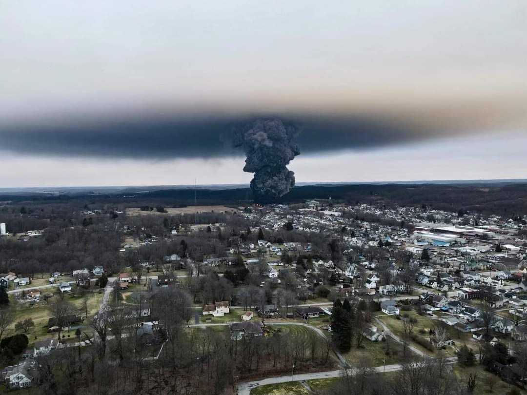 Las terroríficas IMÁGENES de la nube tóxica que cubre Ohio tras el descarrilamiento del tren con productos químicos
