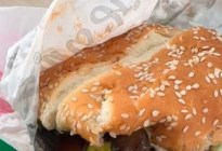 VIRAL: El asqueroso “ingrediente” extra que le vino en la hamburguesa de famosa cadena de comida rápida (VIDEO)