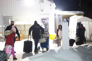 Eric Adams se sacude a migrantes venezolanos en Nueva York al regalar pasajes en autobús con destino a Canadá