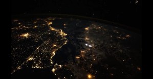Imágenes de la estación espacial detectan apagones y explosiones en Ucrania