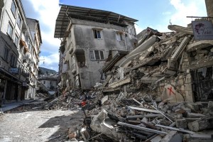 Las ciudades afectadas por el terremoto de Turquía intentan recuperar la vida