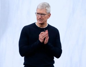 Apple amenaza con tomar medidas contra el personal que no asiste a la oficina tres días a la semana, según un informe