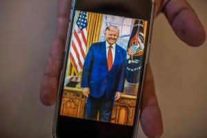 El misterio por la desaparición de un retrato gigante de Donald Trump