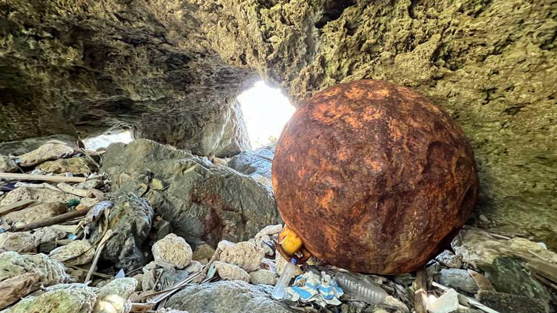 Hallan otra extraña bola anaranjada de hierro en la costa de Japón (FOTO)