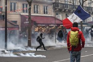 El Gobierno francés abre la puerta a negociar con sindicatos y otros partidos