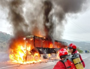EN VIDEO: se incendió un autobús en plena autopista Caracas – La Guaira este #10Mar