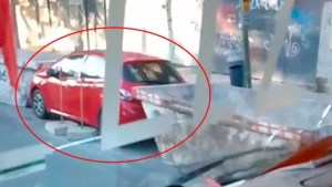 VIRAL: Albañil cansado de los autos mal estacionados tomó polémica decisión (VIDEO)