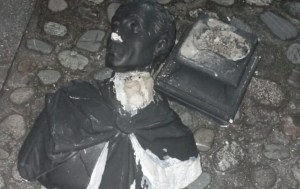 Mérida: adolescentes sin oficio destrozaron busto de Simón Bolívar en Mucujepe