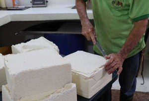 Productores venezolanos bajan precio del queso ante la caída del consumo