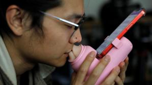 Una empresa china crea un dispositivo para besar a distancia (Fotos)