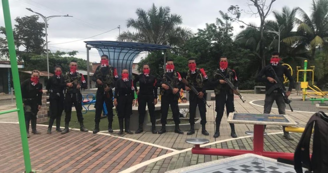 Indignante: criminales del ELN llegan al Catatumbo y se toman fotos con niños mientras cargan fusiles