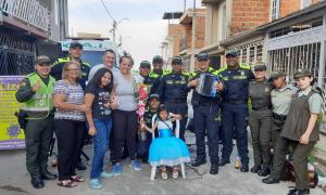 Policía de Colombia homenajeó a niña venezolana que ganó la batalla contra el cáncer