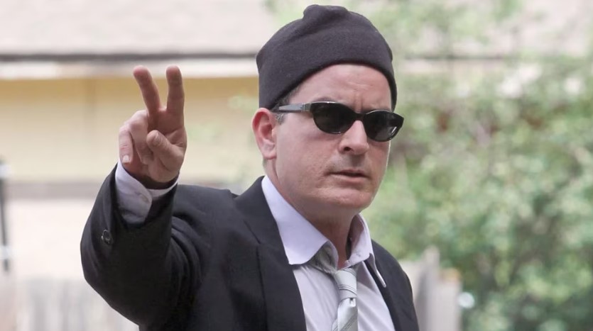 Tiros, drogas y violencia machista: el regreso de Charlie Sheen, el actor que nunca fue cancelado