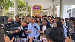 Jóvenes de Vente Venezuela entregan a la Comisión de Primaria diez mil firmas a favor del voto manual