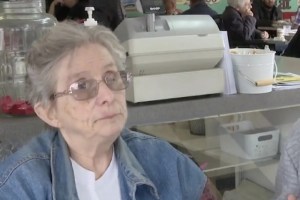 Anciana de 79 años trabaja lavando platos en Indiana y su jefa tuvo un gesto que le cambiará la vida