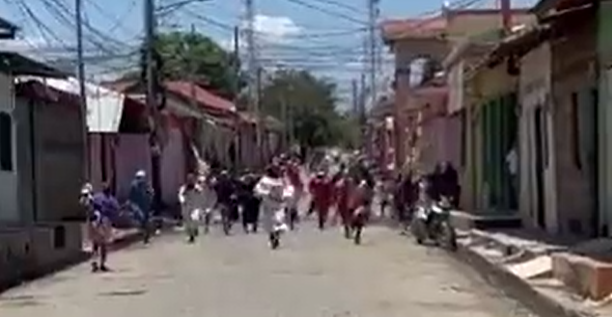 Nicaragua prohíbe Semana Santa: jóvenes huyen de la policía luego que intentaran realizar una procesión (Videos)