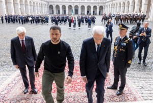 Zelenski, recibido con honores militares por el jefe del Estado italiano (VIDEO)