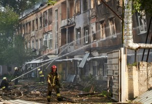 Ataques rusos golpean Kiev, otras localidades y alcanzan un hospital infantil