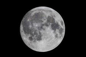 Capturan en VIDEO la presencia de Ovnis cerca de la Luna