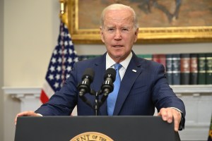 Biden contempla apelar a la Constitución para evitar un default