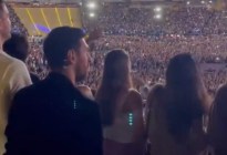 Mientras el PSG la liga celebraba… Messi con Coldplay en Barcelona cantaba (VIDEO)