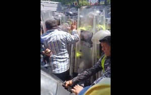 EN VIDEO: funcionarios de la PNB arremeten contra manifestantes en la autopista Francisco Fajardo este #4May