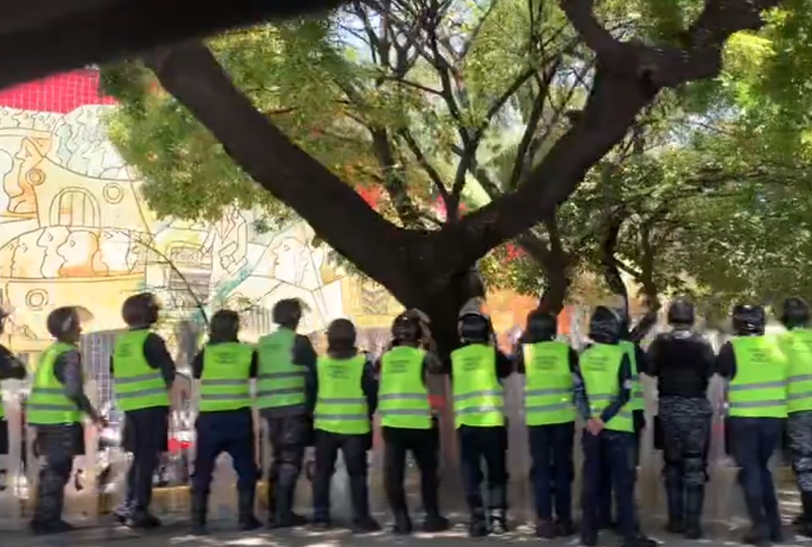 EN VIDEO: PNB se llevaba detenido a trabajador que protestaba en la Francisco Fajardo y compañeros acudieron al rescate