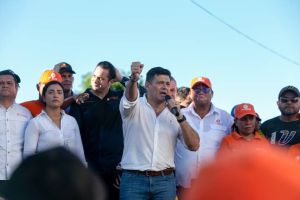 Llenazo de Freddy Superlano en la cuna de Chávez (FOTOS)