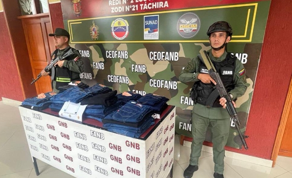 Se les cayeron los pantalones: Impregnaron en jeans 18 kilos de cocaína con destino a Maracay (FOTOS)