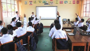Suspendieron clases en escuelas de varias regiones de Perú por derrame de hidrocarburos