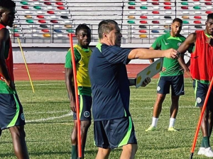 “Yum Yum FC”: Jugador sub-20 de Nigeria inventó un equipo para jugar el Mundial… lo llevó Peseiro