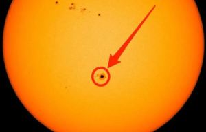 Mancha solar cuatro veces más grande que la Tierra preocupa a los científicos