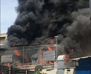 Se registró fuerte incendio que obligó a evacuar el Centro Comercial Jardines La Urbina este #27May (Fotos)