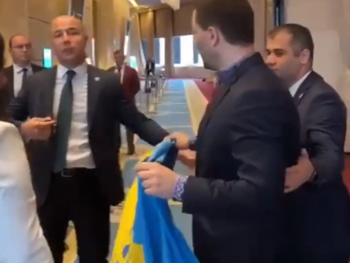 VIDEO: delegado ruso le arrebató su bandera a un diputado ucraniano, pero lo pagó caro