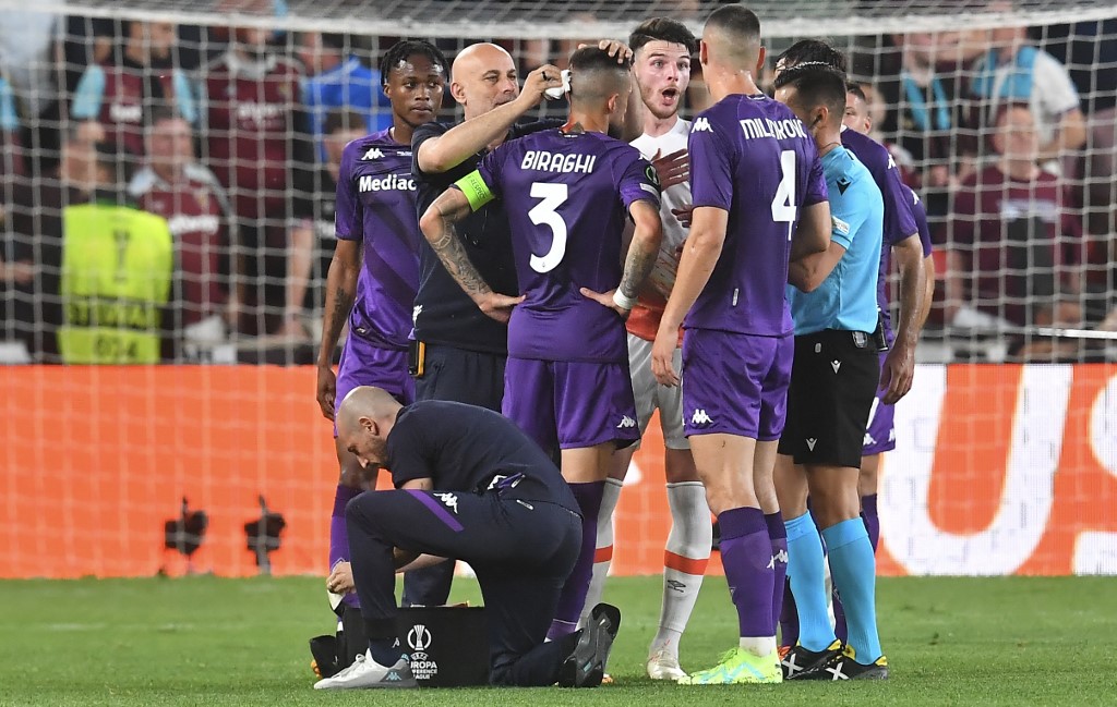 Hinchas del West Ham le rompieron la cabeza a jugador de la Fiorentina en pleno partido (Fotos)