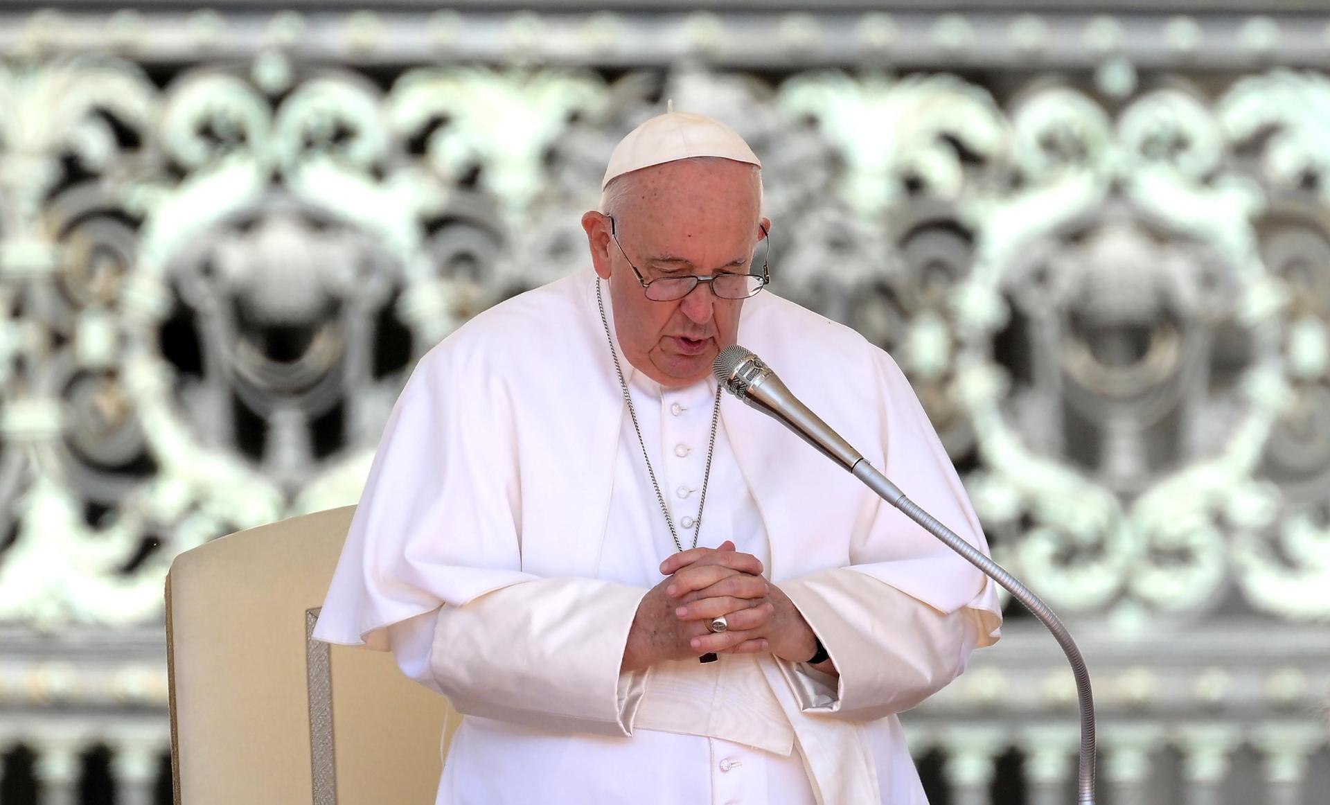 El papa Francisco desea que llegue pronto la paz a Ucrania mientras su enviado visita Moscú