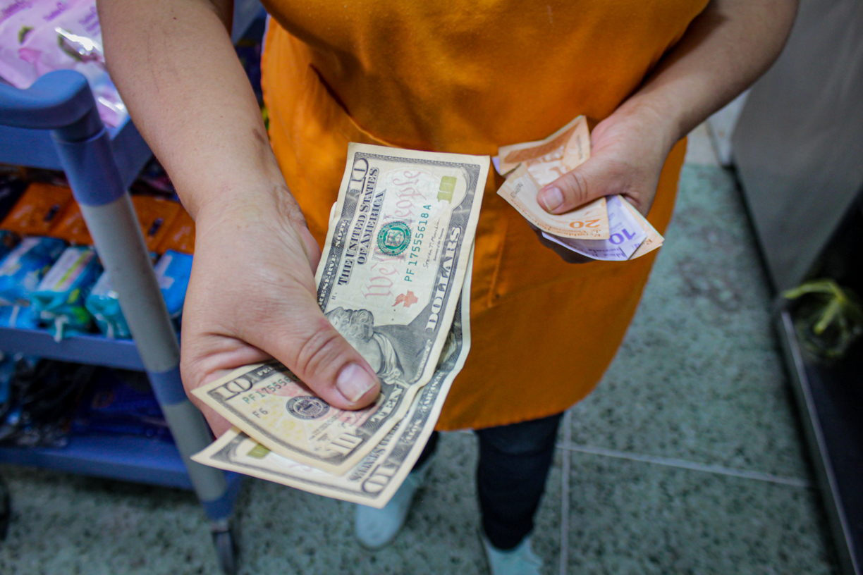 Inflación estrangula al venezolano: el bolívar perdió un 5 % de su valor frente al dólar en julio